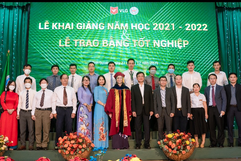 Trường Đại học Kinh tế - Kỹ thuật Bình Dương tổ chức lễ khai giảng năm học 2021-2022 và lễ trao bằng tốt nghiệp