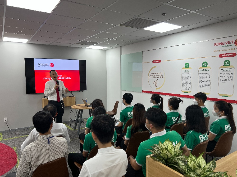 Sinh viên BETU tham quan Công ty CP Chứng khoán Rồng Việt