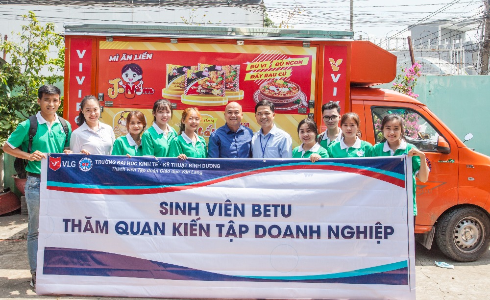 Sinh viên ngành Marketing tham quan Công ty TNHH Thực phẩm Vị Việt (VIVIFOODS)