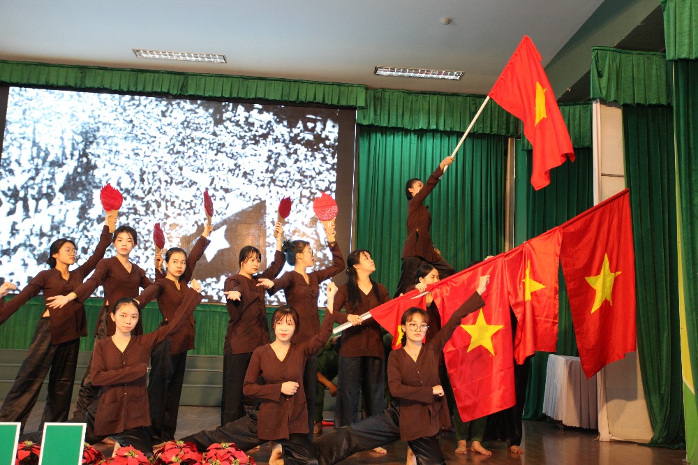 Chung kết Hội thi Tìm hiểu Tư tưởng Hồ Chí Minh “Theo dấu chân Người”