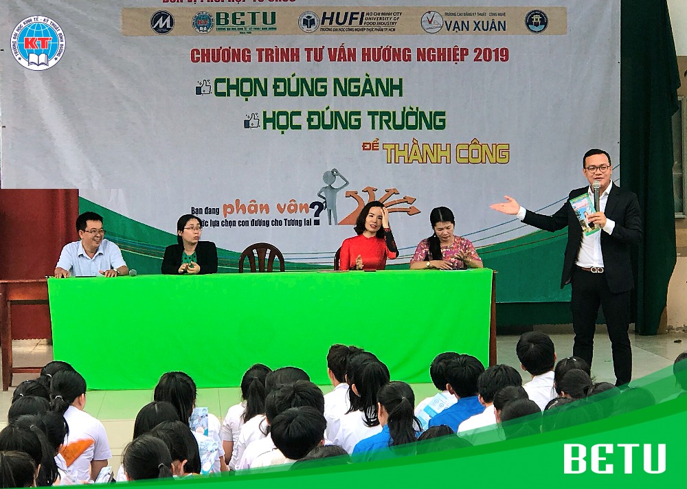Buổi tư vấn hướng nghiệp tại trường THPT Hoàng Văn Thụ (Tây Ninh)
