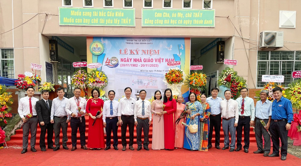 BETU tham dự lễ kỷ niệm ngày Nhà giáo Việt Nam (20/11) tại các trường THPT và Trung tâm GDTX địa bàn tỉnh Bình Dương